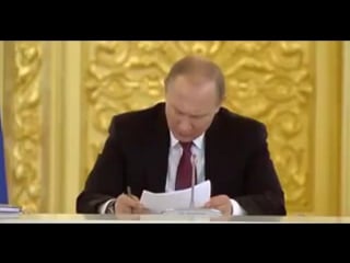 На плеши путина волосы встали дыбом