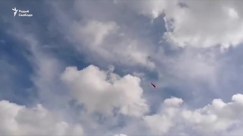У горадні на савецкай плошчы людзі вітаюць бел чырвона белы сьцяг, які запусьцілі на дроне