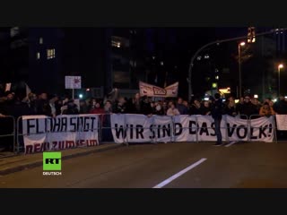 Über 1 200 menschen nehmen an rechten protesten teil, während merkel chemnitz besucht