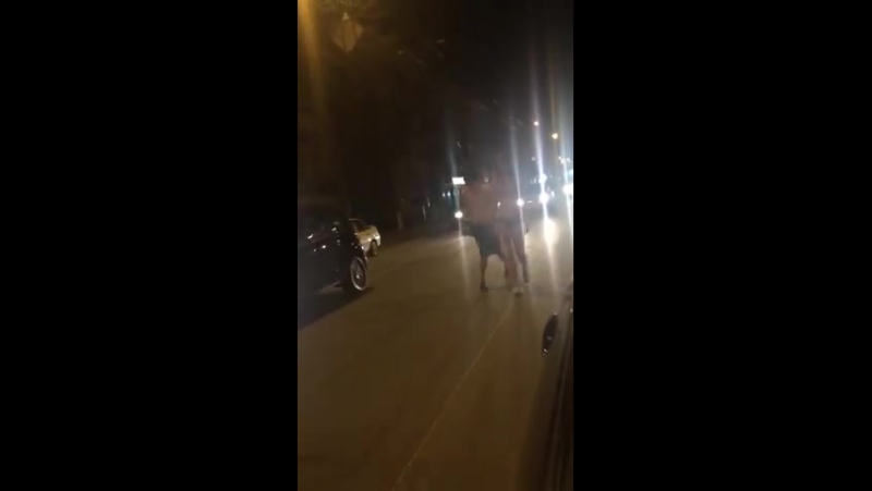 Две девушки и молодой человек прогулялись обнаженными по центральным улицам воронежа