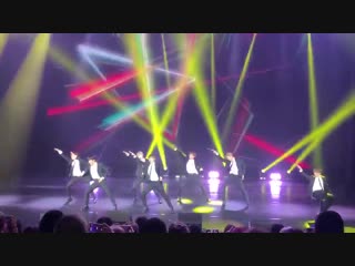 Ambiance électrique à paris, au théâtre le 13ème art , du groupe de k pop coréen bts, ova