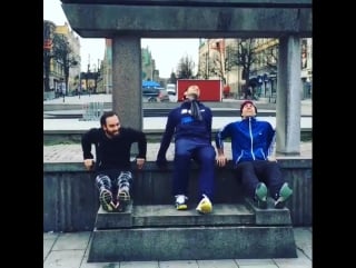 Frustrationen när vi inser att alla gym i örebro är stängda så d fick bli ett pass på torget istället @alexanderholmgr1 @fre