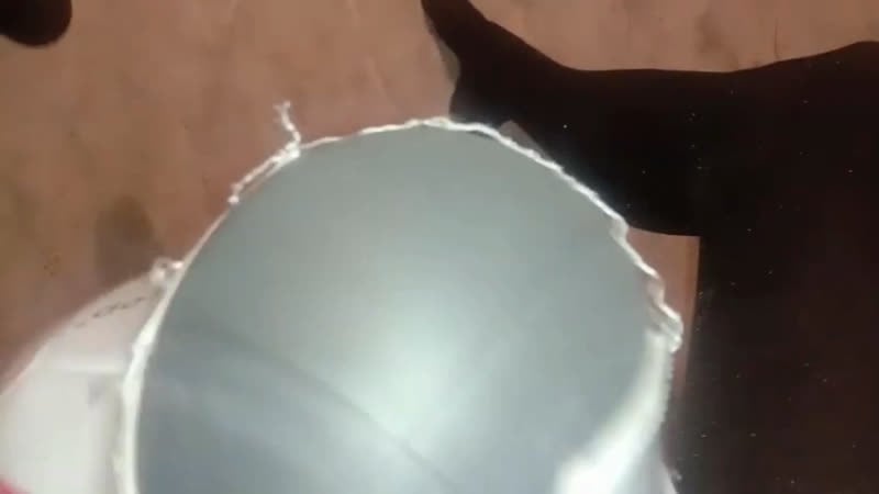 Давит ногами мячи