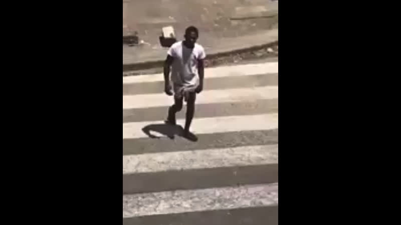 У него член до колен