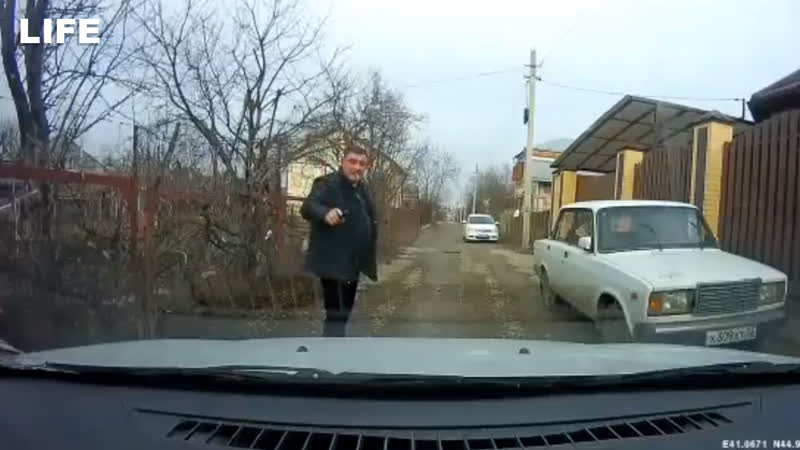 Направил "пистолет" на водителя и заставил уехать