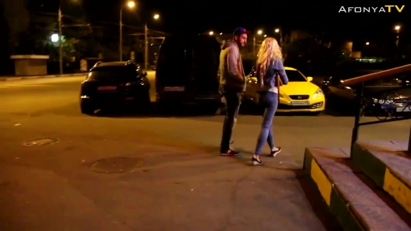 Красавице не по душе отечественный автопром gold digger prank