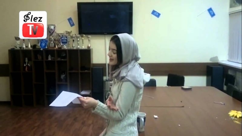 Девушка красиво поет нежную походку