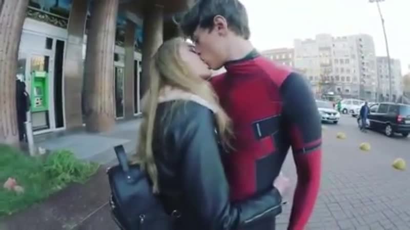 Дедпул целует девушек kissing prank