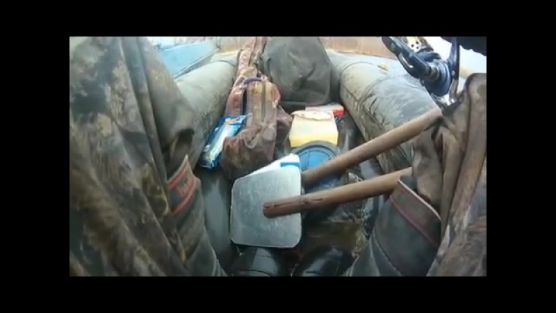 Браконьер угрожает юноше порезать лодку