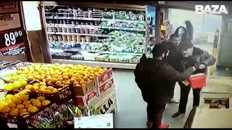 В москве двое очень бородатых и очень брутальных мужчин украли из магазина перед 8 марта 40 коробок шоколадок merci