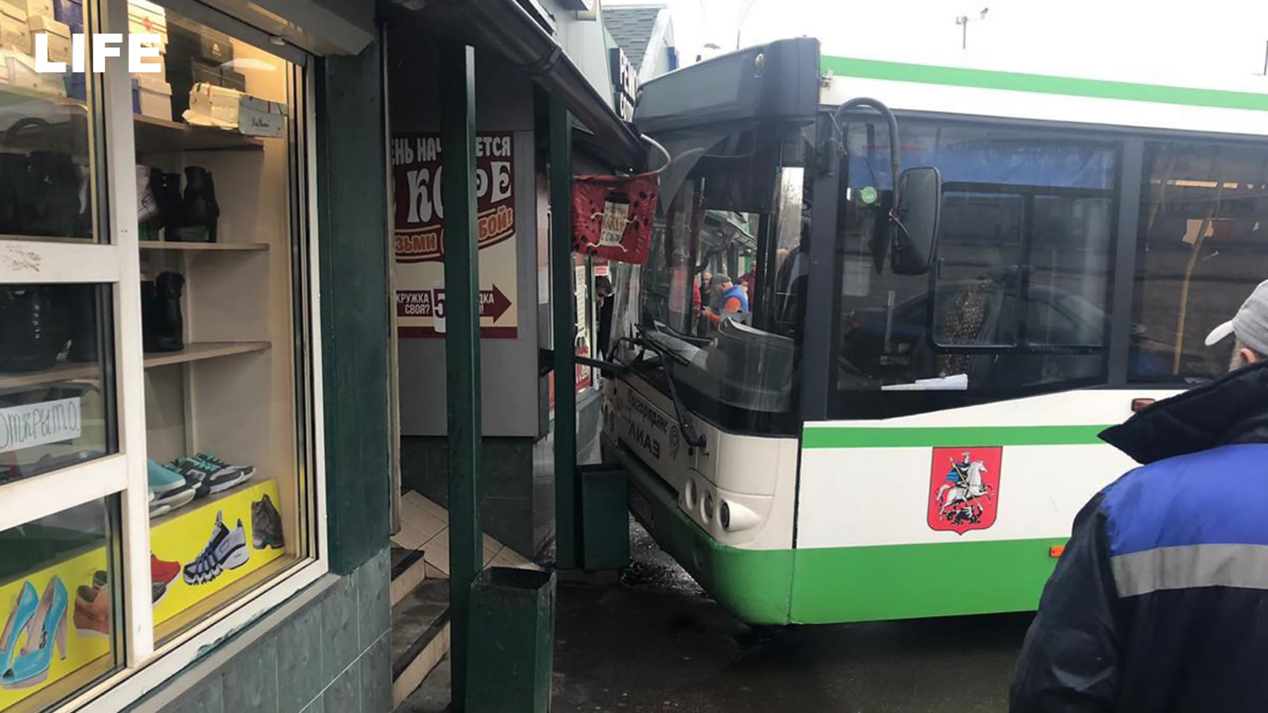 Автобус влетел в тц в москве