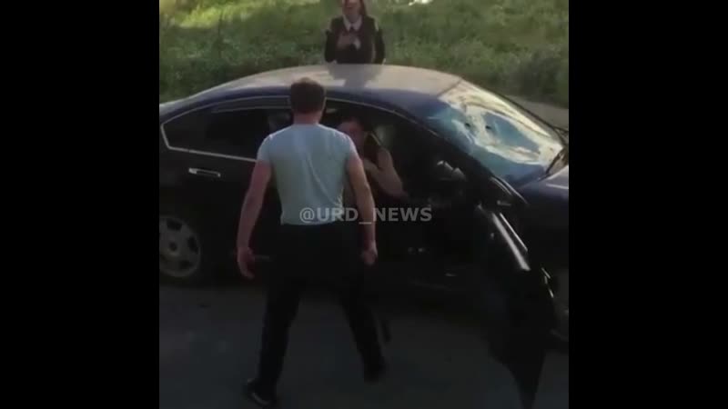 Вписка встретил должника, громит машину бейсбольной битой, разборка, чел на взводе