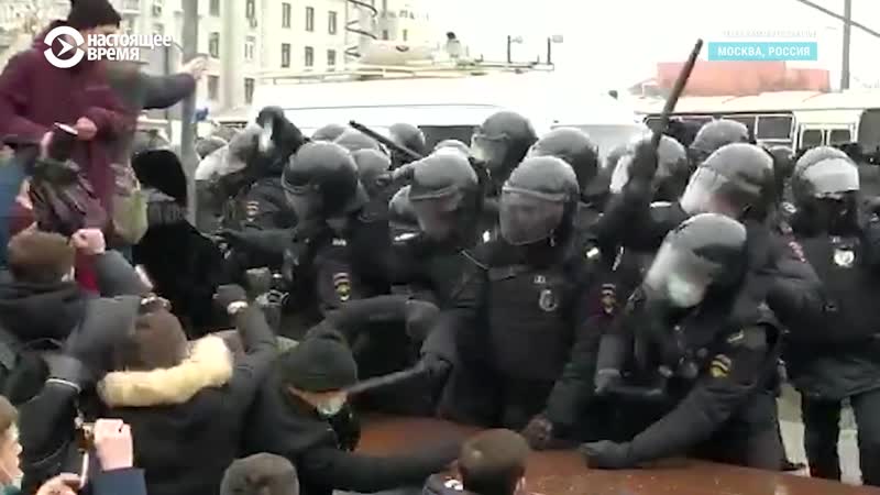 Силовики избивают людей под фразу об обеспечении их безопасности