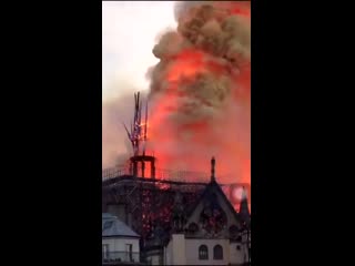 Une tragédie immense tristesse, ça fait mal au cœur les gens sont en larmes, par terre, a mp4