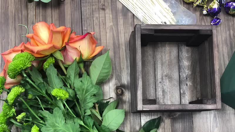 Ящичек с цветами и конфетами