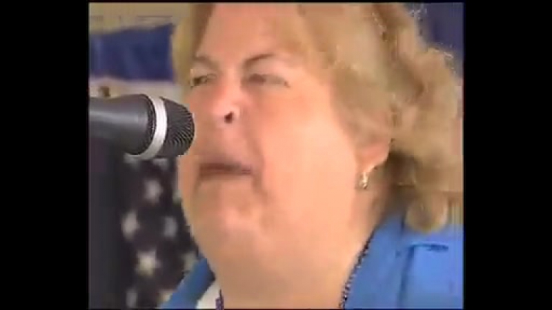 Хрюкает и визжит как свинья !