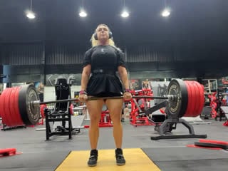 Kiera aston тянет 235 кг на 5 повторений