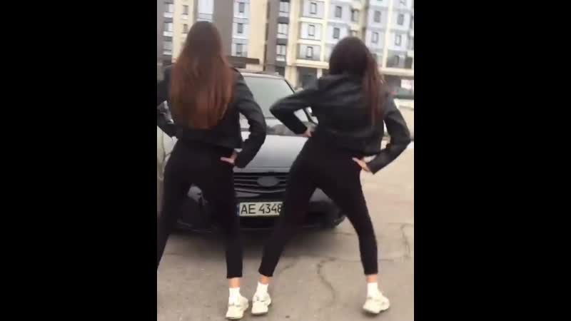 Девушки танцуют возле приоры