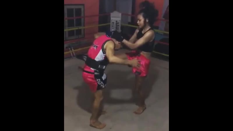 Колени в клинче rjktyb d rkbyxt