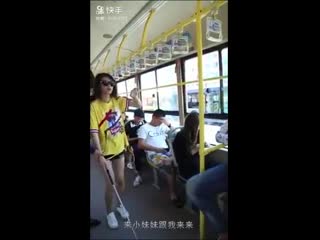 Fille aveugle dans un bus