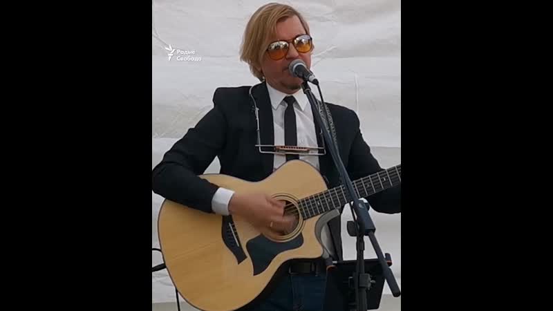 Лявон вольскi выступiў на плошчы ў празе