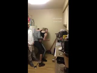 Две бабы на кухне это к беде