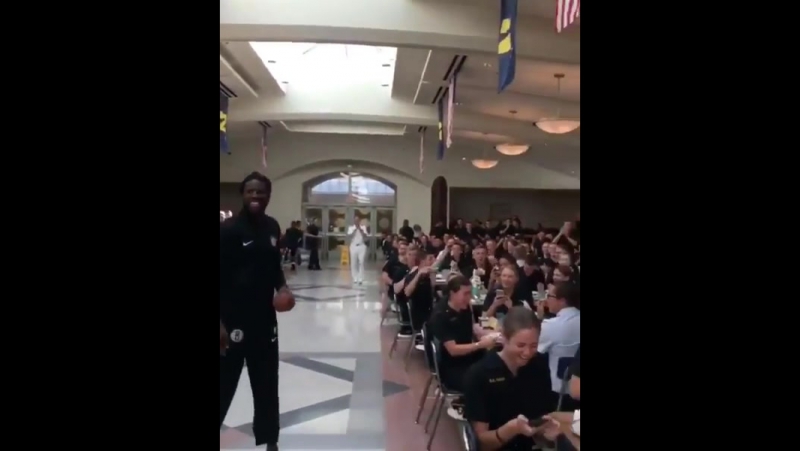 Продолжение вчерашнего баскетбольного безумия brooklyn nets в столовой военно морской академии сша