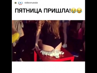 Смачно присела на тортик горячей сочной жопой, не порно, секси, сиськи, попка