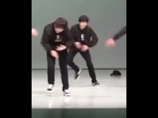 2013 ver 정우 스트릿 댄스학원 다녔던 시절 (baby jungwoo cut ) ^^ 다 똑같은 착장이길래 정우 아니면 어쩌나 싶었는데 후반 쯤 모자를 벗어던지고 정우인 것에 확신의 안도감^^ 내가 댄스학원 영상