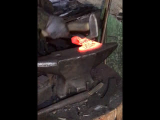 Ручная коа раскаленного докрасна топора