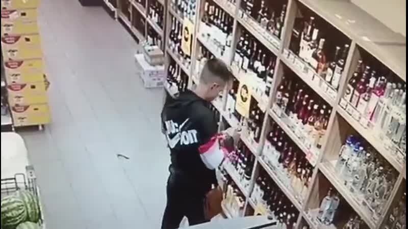 Парень ворует алкоголь в магазине мария ра в бердске