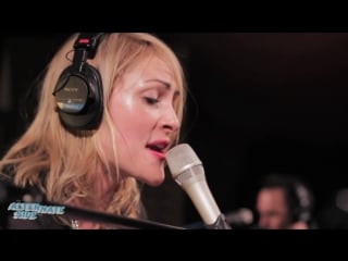 Metric “breathing underwater“ (live at wfuv)