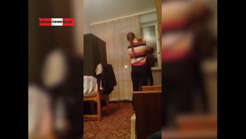 Мать училка учит с дочерью биологию