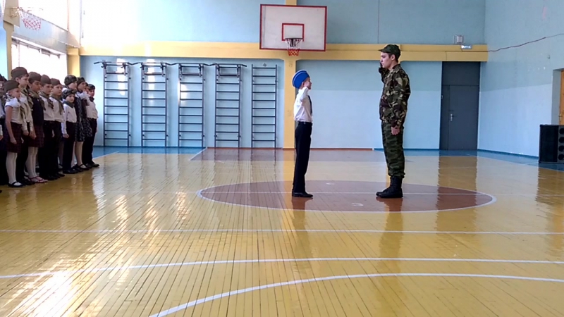 Командир сдает рапорт