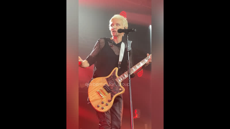 Дэн дал свою гитару диане 🎸