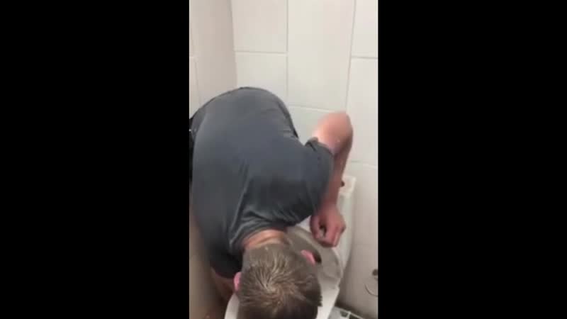 Упоротый сантехник творит полную х** прикол