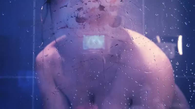 Masturbation sous la douche pluie violette 2