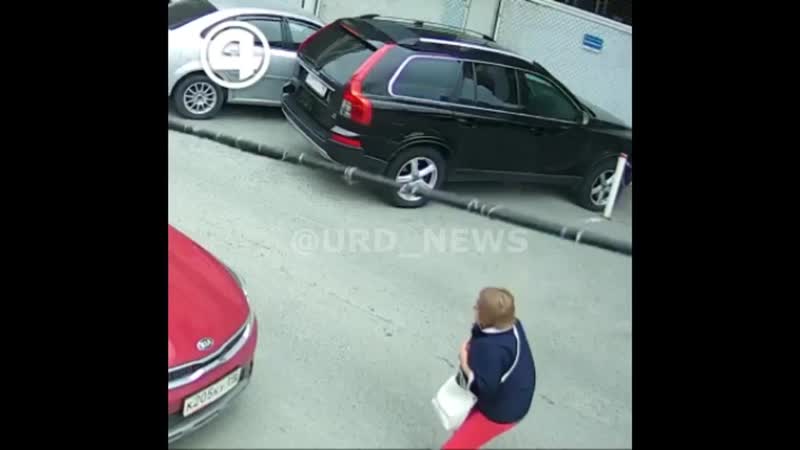 В екатеринбурге бушующий, ветер повалил столб который упал на женщину