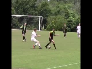 Прокинул между ног не касаясь мяча