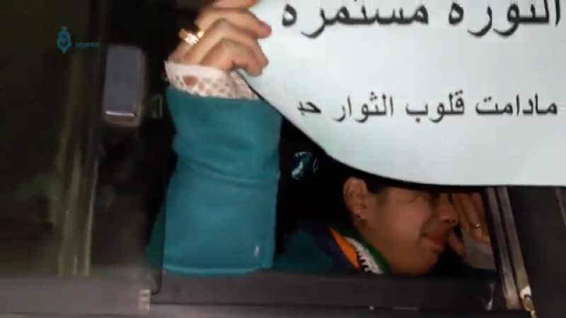 "революція не закінчена" напис на листку паперу в аллепо