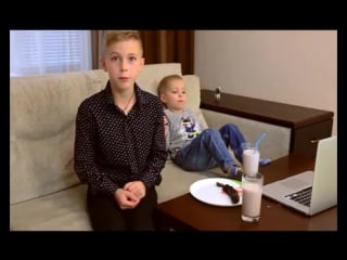 Братишка покушать принес