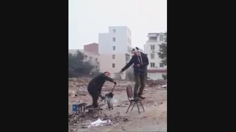 Судя по его бинтам, уже не первый раз так взлетает