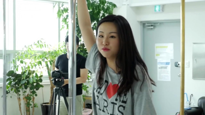 Кореянки пробуют танцевать с шестом