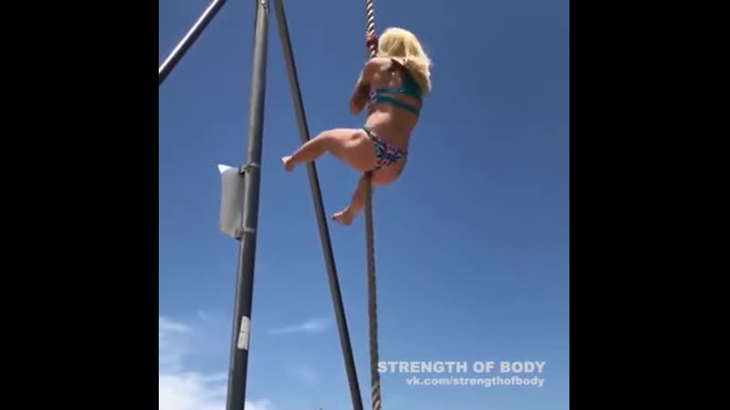 Сильная девушка подтягивается на канате cbkmyfz ltdeirf gjlnzubdftncz yf rfyfnt