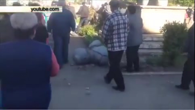 Под одессой побили националистов «азова», пытавшихся снести памятник ленину