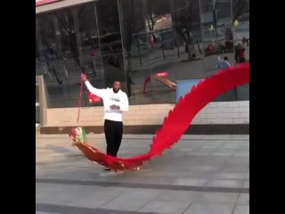 Лэнс развлекается с дракончиком