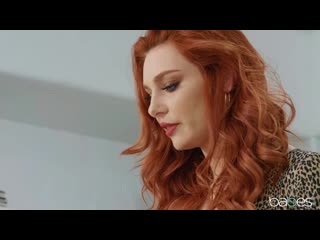 Сексуальная рыжая девушка даёт парню