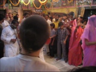 Evening arati @sri keshavaji gaudia math 13 august 2009 mathura,up