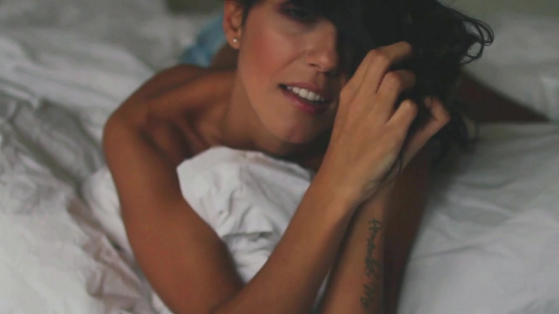 Зрителя porn video – Брюнетка дразнит зрителя