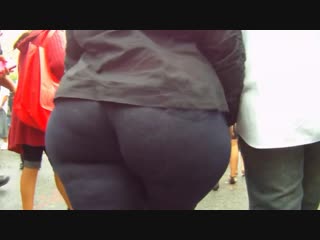 Жопастая самка на прогулке | pawg